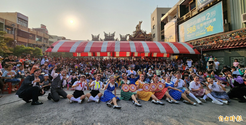 紙風車屏東「阿猴落地掃」太好玩  縣長周春米驚喜許大願