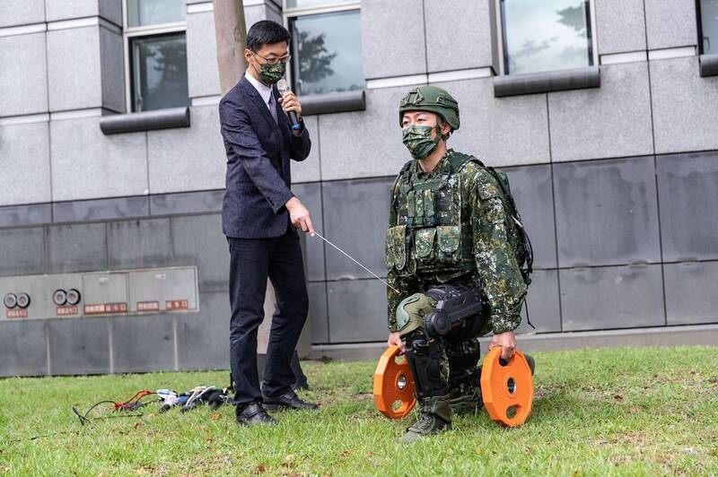 打套進化「鋼鐵人」 國軍全身版外骨骼動力服2027年亮相