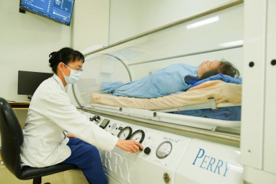 58歲三高女性腦損傷致身體偏癱 高壓氧治療助修復