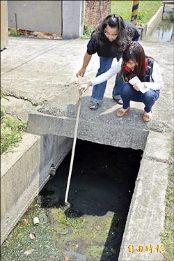 縣府清淤溝牛步 議員氣到自己清