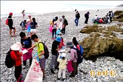 年棄千支玻璃瓶 花蓮淨灘撿不完