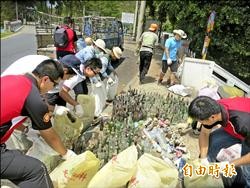 500餘人淨蘭潭 清出500餘支瓶子