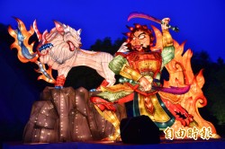 「妖狼擾月」點燈 環湖奇幻夜巡