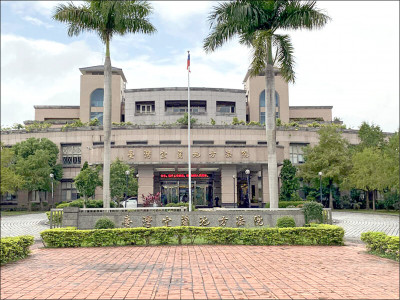 父赴中國工作拒回家／苦兒想向鄰借個爸拍全家福