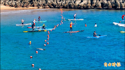 基隆大武崙越線開罰 水上玩家下水抗議