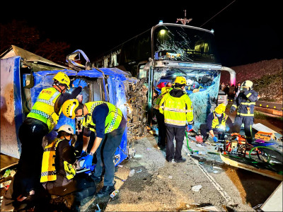 貨車對撞遊覽車 百萬直播主不忘上線求救