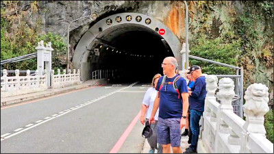 今年首艘郵輪靠岸 千餘旅客遊花蓮