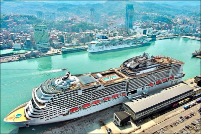 基隆港雙郵輪會 單日進出破1萬4千人次