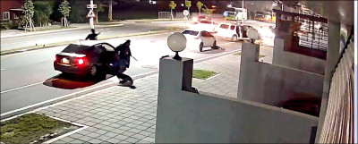 真的不是拍片！轎車對撞鬥牛、轟6槍 台東街頭尬車大亂鬥