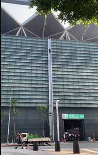 把南港展覽館外牆當溜滑梯！跑酷Youtuber上傳影片這下慘了