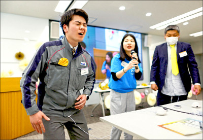 中英對照讀新聞》’I couldn’t move’: Japanese male office workers experience simulated menstrual pain