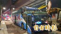 高雄遊覽車撞涵洞「削頭」1死14傷 司機「誤闖機車道」原因曝