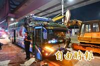 驚悚現場曝光！高雄遊覽車撞涵洞1死14傷 車頂削去一大塊