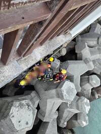 女子倒在淡水漁人碼頭堤防消波塊 疑酒醉失足重摔亡