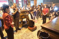 王功漁火節何時辦？王惠美擲筊請示媽祖 第1擲「阿沙力」定案