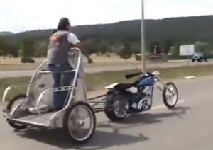 哈雷改成羅馬戰車 神人路上「遛哈雷」