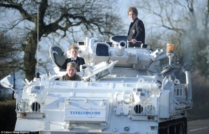 軍事迷老爸天天開「坦克」載兒上學