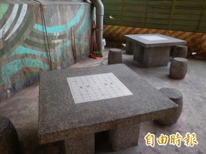 公園變賭窟 林右昌：石桌搬走