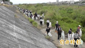 大里5百志工齊淨溪 清出1.3噸垃圾