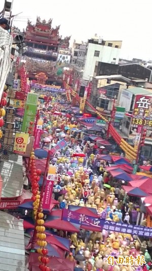 大甲媽新港辦祝壽大典 信眾穿雨衣虔誠膜拜