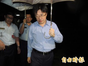 黃景泰凌晨2千萬交保獲釋 跪爬進父親靈堂