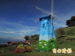 清境風車節熱鬧登場  七彩風車營造彩虹意境
