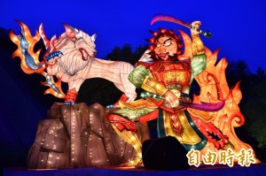 月世界「夏至朝月祭」 「妖狼擾月」點燈出巡