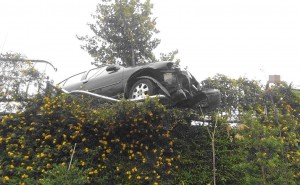 有拜有保庇！ 汽車撞護欄懸空幸運保命