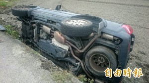 損失慘重！ 百萬休旅車犁田翻覆3傷