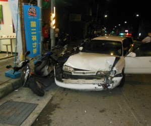 吃藥後精神不濟 女子開車連環衝撞5車