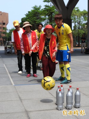 高醫大邀社區長者踢足球 鼓勵多運動預防失智