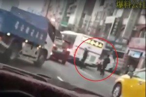 比大7更猛！卡車猛衝嚇退2開山刀屁孩