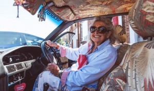 80歲阿嬤送自己的生日禮物 獨自開輛老爺車 花5個月穿越非洲