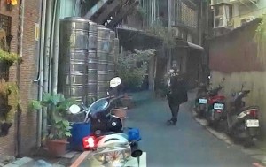 與鄰糾紛戴面具拿盾砍錯人 男隨機尋仇遭聲押