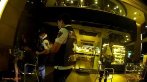 為了4萬元挑人腳筋  咖啡店血腳印懾人