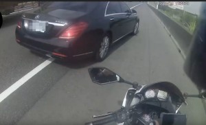 白牌機車闖國道  賓士哥攔車拔鑰匙卻被罵翻