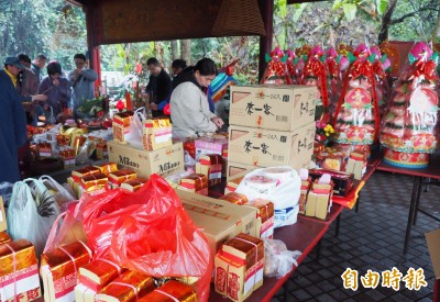 頭牙向土地公祝壽 這間廟竟是奉上「泡麵」最大心