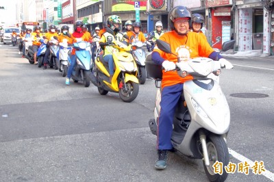 94歲、患帕金森氏症仍環島 不老騎士鼓舞雲林長照「同學」