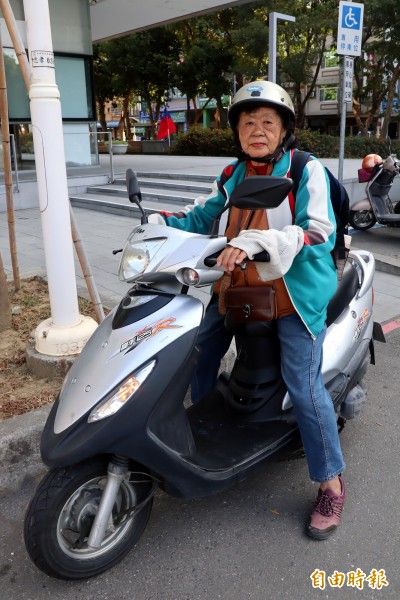 不會上網、不看導航... 80歲阿嬤超狂 花18天騎機車環島