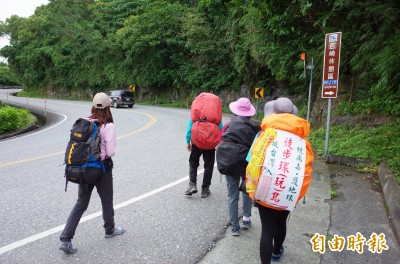 照服員徒步環島為台灣祈福 盼走回終點「疫情就結束」