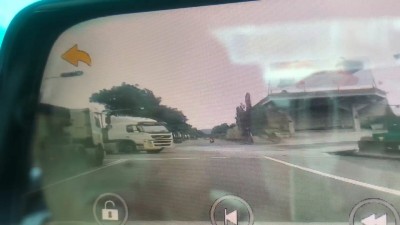 砂石車轉彎沒禮讓…直行車險撞入車底 怒控「差點上新聞」