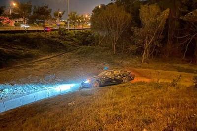 瑪莎拉蒂「海神」衝破國道護欄翻落邊坡 駕駛拋飛重傷