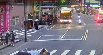 上車右腳遭車門夾住 婦人被拖行尾椎受傷