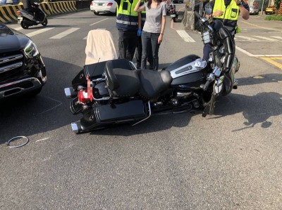 左轉賓士對決直行百萬哈雷…一個噴車牌 一個手骨折