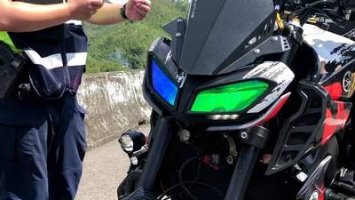 苗警台3線大稽查！重機大燈「藍綠貼」當場撕 勸離4處追焦手