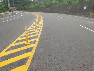 竹縣台3線峨眉段設槽化線+防撞桿 防重機飆速車禍