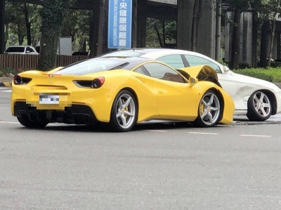 獨家》車主心淌血！千萬法拉利碰撞賓士車 維修費300萬起跳