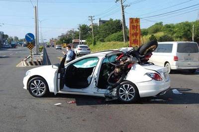 屏東重機猛撞直直插入賓士「C300」  騎士不治