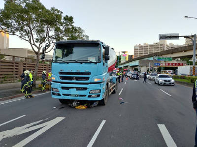 女騎士遭水泥車輾過「肚破腸流」 駕駛驚呼：我沒看到她！