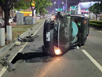 無照又酒駕！高雄男自撞翻車受傷